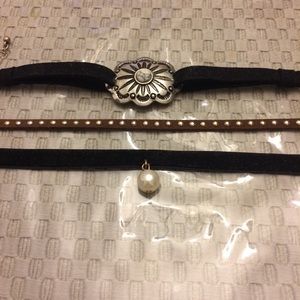 A BUNDLE. 2 chokers and a bracelet !